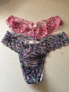 Victoria's Secret Damen Größe M Tanga/String Hipster Höschen Blumenmuster 2er Set Neu mit Etikett - Bild 1 von 5