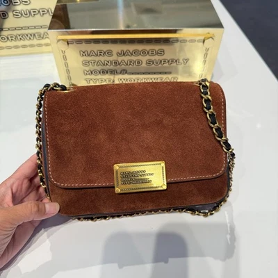 Bolso de Hombro Marc Jacob The Plaza Gamuza 4F5HSH076H01 Coñac, $395 Foto 1 de 4