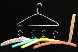 Lote de 5 colgadores de ropa hilo cubierto de satén crochet envueltos espuma de poliestireno vintage - Imagen 1 de 3