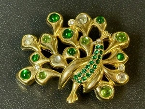Broche Pavo Real Vintage Monet Tono Dorado Verde Estrás Transparente Firmado CJ-M1-1-12 - Imagen 1 de 4