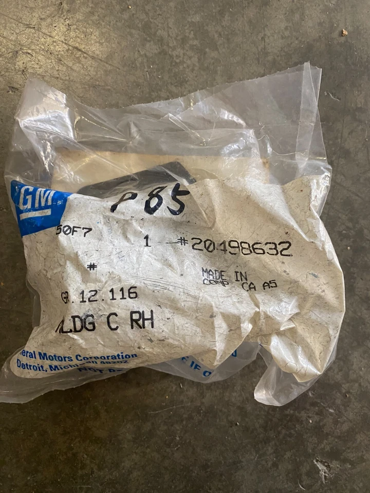 Moldura delantera central cuarto trasero original GM para Buick LeSabre Electra 20498632 Foto 1 de 1