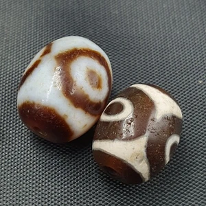 Amuleto de cuentas Dzi de ágata tibetana del Himalaya vintage de 2 ojos - Imagen 1 de 23