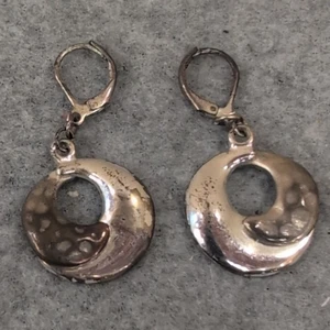 Pendientes colgantes vintage tono plata con cierre de palanca diseño circular texturizado modernos - Imagen 1 de 5