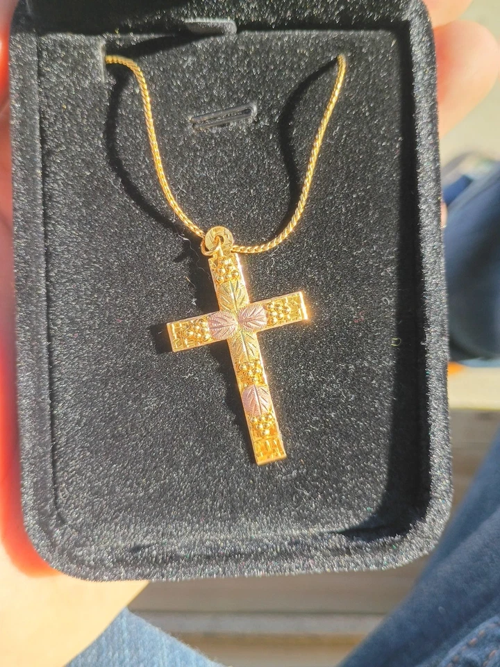 Colgante Cruz 10K Oro Black Hills Vendido por 240$ Negociará Precio Foto 1 de 4