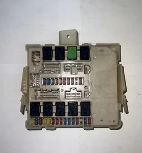 Caja de conexiones relé de fusibles de motor Nissan Titan 2004 - Imagen 1 de 2