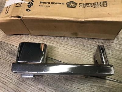 1963 64 CHRYSLER 300 NEWPORT C BODY MOPAR NOS RH CHROME DOOR HANDLE 2299550 - Image 1 of 4
