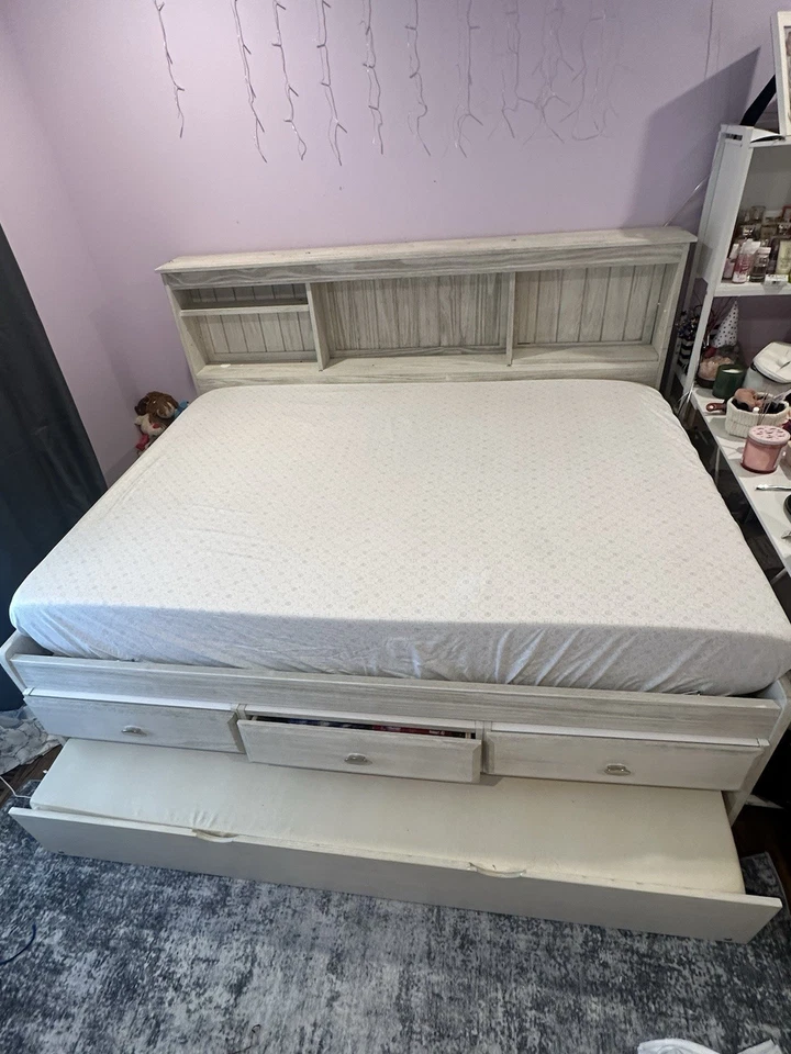 Cama de día Beckford - gris de 3 cajones de madera maciza con nido y estantería de Viv + Rae Foto 1 de 4