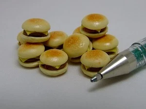 Hamburguesa con queso en miniatura para casa de muñecas de 10 piezas - Imagen 1 de 6