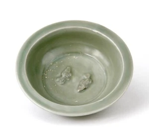 A Longquan celadon porcelain ‘twin fish' dish, Southern Song dynasty - Picture 1 of 22