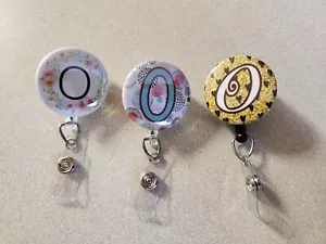 Lotto di 3 Bobine di Badge Iniziali - Porta Badge Personalizzato Retrattile, U - Foto 1 di 2