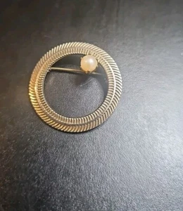 Gold Tone Faux Pearl Pin Circle Textured Brooch Lapel Pin Vintage - Picture 1 of 2