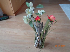Ständer Vase Naturholzzweige 3 Glasröhren   4 künstliche Blumen - Bild 1 von 4