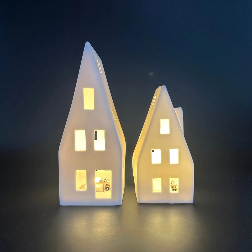 Porzellan Spitzdachhaus mit LED & Timer, 2 Größen - Bild 1 von 2