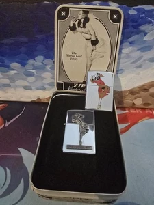 Lote Zippo - Encendedores pin-up Varga Girl 1935 - Uno con lata e inserto - Ambos encendidos - Imagen 1 de 5