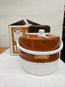 De colección Nuevo En Caja 1 Galón Caño Termo Bebida Jarra-Naranja Quemado - Imagen 1 de 6