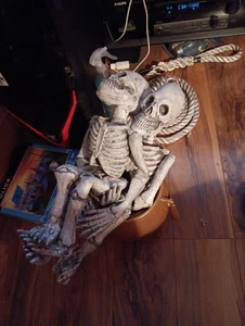 Esqueleto de Halloween pareja utilería - postura de abrazo para colocar - decoración gótica espeluznante - 12" - Imagen 1 de 3