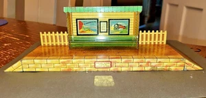 HORNBY treni o gauge TARGA LATTA STAZIONE FERROVIARIA 1950 MECCANICO LTD PIATTAFORMA RARA - Foto 1 di 7
