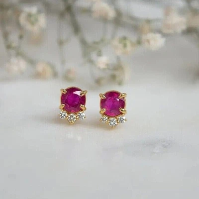 Aretes para mujer enchapados en oro amarillo de 14 k con rubí rosa simulado corte redondo de 1 quilate Foto 1 de 4