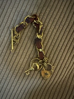 Berloque Juicy Couture couro prata tom dourado pulseira com trava e chave "Love Me"  - Imagem 1 de 4