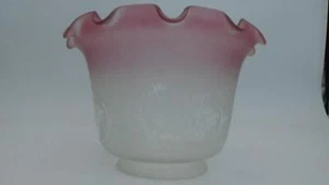 Antigua lámpara de aceite de queroseno de vidrio grabado floral esmerilado rosa diseño floral pantalla - Imagen 1 de 13