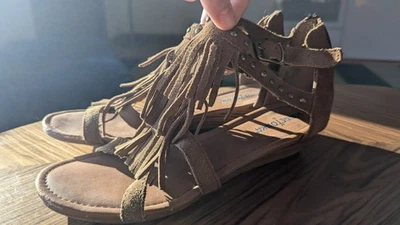 Sandalias de gladiador Minnetonka Merriam gamuza flecos cuña, talla 8 Foto 1 de 4