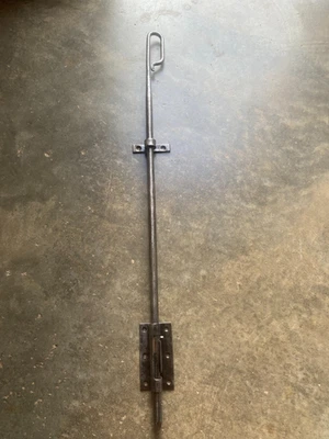 Verrou bas ancien en fer forgé 88 cm ,ferrure penture clenche serrure - Photo 1/4