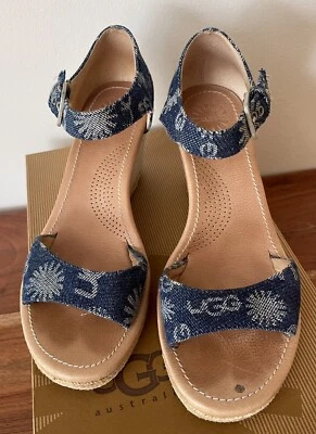 Sandálias anabela plataforma jeans UGG Australia Atasha. Jeans azul. Tamanho 8. - Imagem 1 de 4