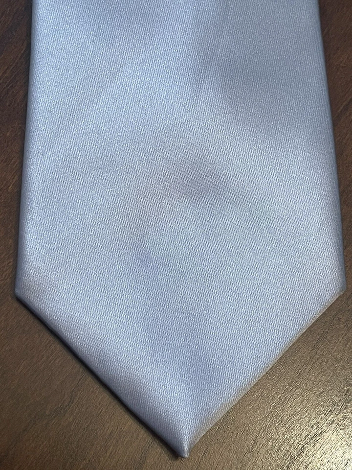 Geoffrey Beene Gray Hand Made 100% Polyester Men’s Neck Tie Made In China - Image 1 of 4