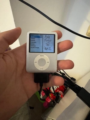 Apple MA978ZP/A iPod Nano 3rd Gen 4GB Player - Silver - Image 1 of 4