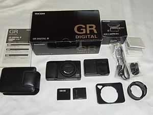 Ricoh GR Digital IV Kompaktkamera mit Tasche, Haubenadapter GC-3 GH-2 gebraucht - Bild 1 von 10