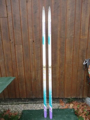 Esquís de nieve vintage 81" de largo acabado color turquesa blanco con fijaciones Foto 1 de 4