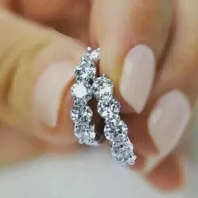 Aretes tipo argolla para mujer de moissanita blanca de corte redondo de 2 quilates enchapados en oro blanco de 14 k Foto 1 de 3