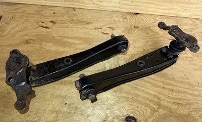 Brazos de control delanteros Mitsubishi Starion Chrysler Conquest 1983-1989 OEM Foto 1 de 4