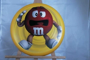 * M&M'S FREEZBEE PASTILLE ROUGE SUR FOND JAUNE Ø 25 CM - N° 3 - Picture 1 of 1
