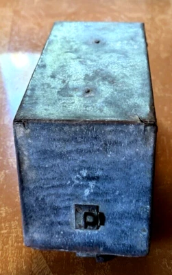 Caja de sellos y efectivo de metal antigua de finales de 1800 principios de 1900, primitiva Foto 1 de 4