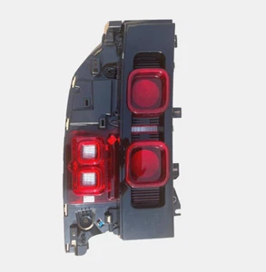 LUZ TRASERA IZQUIERDA NS LAND ROVER DEFENDER L663 ORIGINAL L8B2 13405AG NEGRA ROJA - Imagen 1 de 4