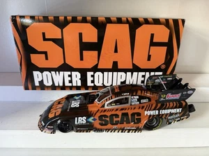 Auto World 2023 Tim Wilkerson Scag Power Equipment Maßstab 1:24 Diecast Funny Car - Bild 1 von 6