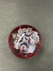 Murano Stil Rot Kunst Glas Briefbeschwerer Kontrolliert Blase Floral Swirl Design - Bild 1 von 5
