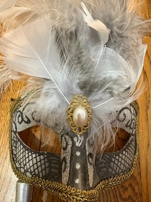 Máscara veneziana prata com penas de avestruz festa formatura Mardi Gras - Imagem 1 de 4