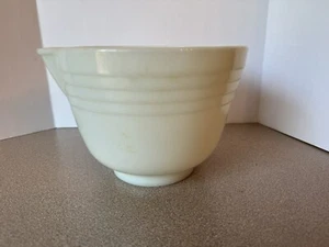 Vintage 1940s Pyrex Hamilton Beach Milk Glass Small Mixing Bowl Pour Spout 2H - Picture 1 of 7
