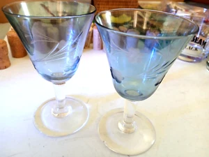 BAR BLUE COCKTAIL GLASSES VINTAGE SET OF TWO ETCHED 5" TALL BEAUTIFUL CONDITION - Picture 1 of 2