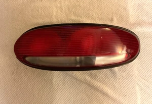 Luz trasera derecha pasajero Chrysler Sebring convertible 1996 1997 1998 1999 2000 - Imagen 1 de 2
