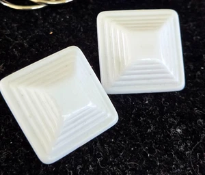 Pendientes perforados piramidales cuadrados escalonados de plástico blanco tiza vintage 1-1/16" - Imagen 1 de 4