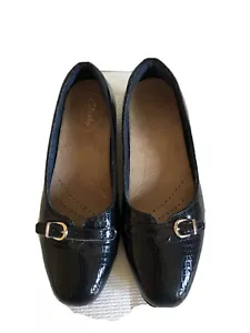 CLARKS ARTISAN 7 WIDE WOMEN NAVY FLATS - Picture 1 of 8