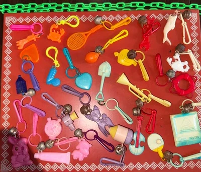 Lote de 25 dijes de campana con clip dijes de plástico vintage años 80 Foto 1 de 4