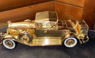 Signature Gold 1930 Pierce Arrow model B  toy car Hobby Collector Series - Image 1 of 4
