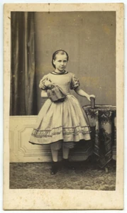 CDV 1860-70 Gilbert. Fillette avec poupée. - Picture 1 of 2
