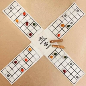 Antico gioco da tavolo vivente Pachisi / Ludo / Ludo indiano / Chausar / dadi indiani - Foto 1 di 4