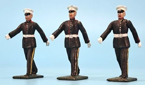 Soldados de juguete de metal - 54 mm - 3 figuras de marines de Estados Unidos en uniforme de vestir marchando - Imagen 1 de 12