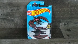 2021 Hot Wheels #104 Batman-Animated Series 3/5 BATPLANE nero/rosso con supporto trasparente - Foto 1 di 4